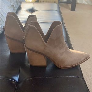 Steve Madden Camryn tan booties